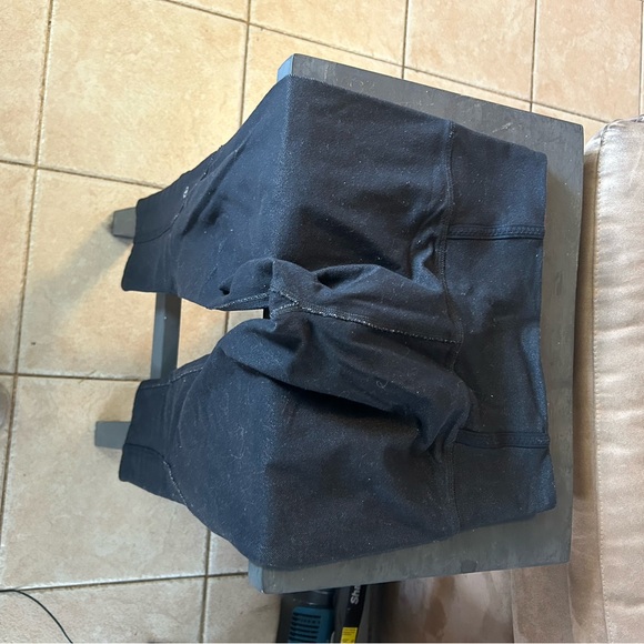 Cropped lululemon pants with button detail - Picture 3 of 5